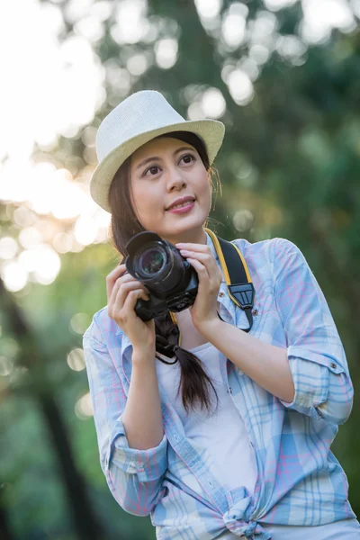Красивая азиатская девушка улыбается цифровым фотоаппаратом , — стоковое фото