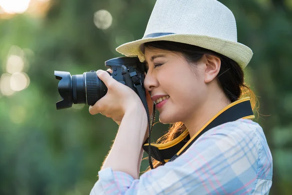 Linda menina asiática sorrindo com câmera digital fotografar , — Fotografia de Stock