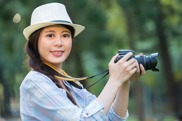Schöne asiatische Mädchen lächelnd mit Digitalkamera Fotografieren, — Stockfoto