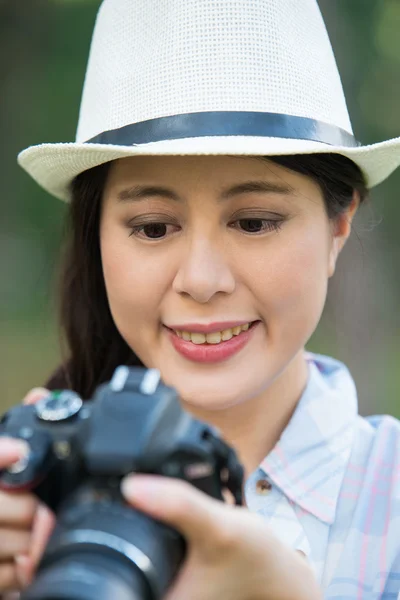 Linda menina asiática sorrindo com câmera digital fotografar , — Fotografia de Stock