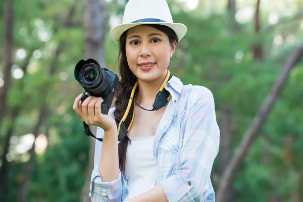 デジタル カメラの写真撮影で笑顔美しいアジアの少女, — ストック写真