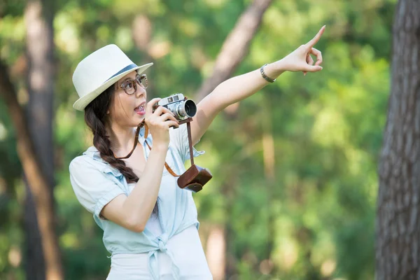 Schöne junge Mädchen fröhlich mit Retro-Kamera fotografieren, p — Stockfoto