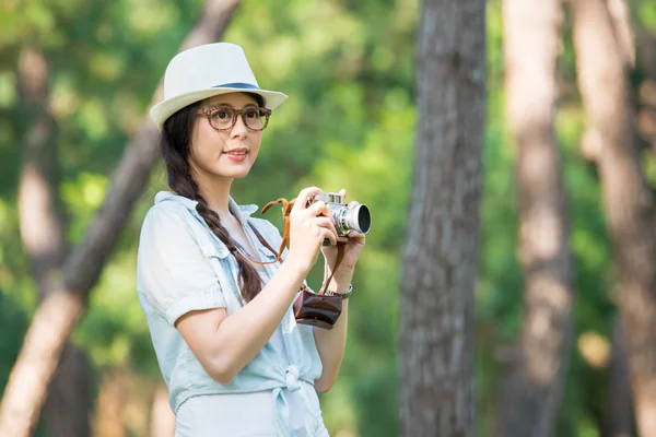 Linda menina asiática sorrindo com câmera retro fotografar, ou — Fotografia de Stock