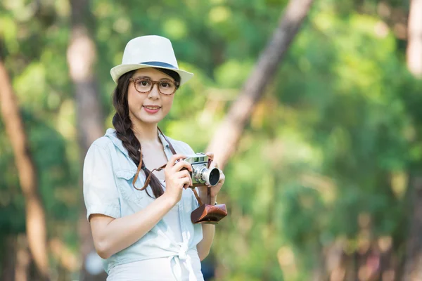 Linda menina asiática sorrindo com câmera retro fotografar, ou — Fotografia de Stock