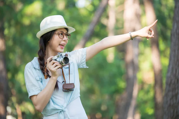 Vacker ung flicka glad med retro kamera fotograferar, P — Stockfoto