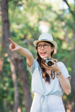 Güzel genç kız güzel retro kamera fotoğraf çekimi, P ile