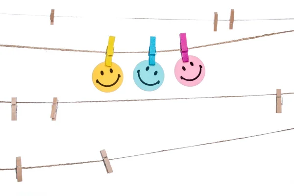 Kleurrijke clip op een bindgaren, glimlach memo gelukkig — Stockfoto