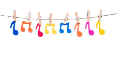 renkli müzik sembolü asılı bir sicim üzerinde klip