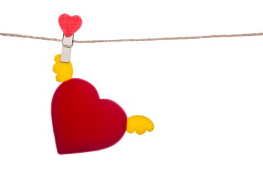 Kalp şekli küçük kanatları kalp asılı bir sicim üzerinde