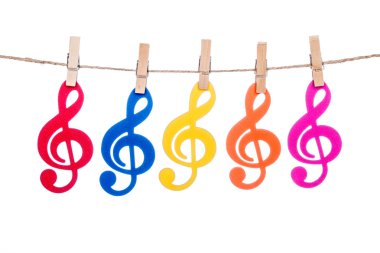 renkli müzik nota anahtarı asılı bir sicim üzerinde klip