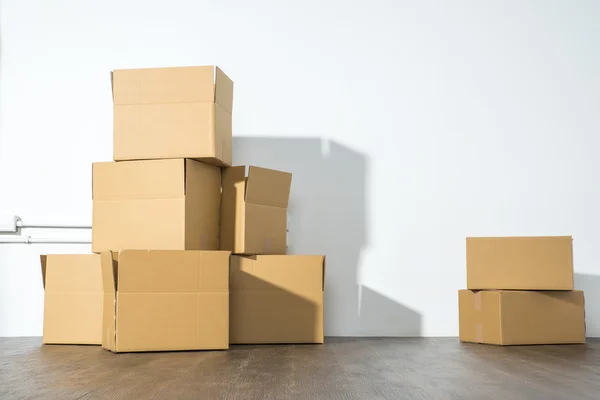 Montón de cajas de cartón sobre fondo blanco con sombra de caja — Foto de Stock