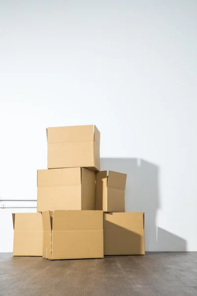 Купа картонних коробок на білому тлі з тіні коробки — стокове фото