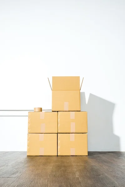 Montón de cajas de cartón sobre fondo blanco con sombra de caja —  Fotos de Stock