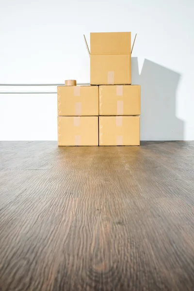 Mucchio di scatole di cartone su sfondo bianco con ombra scatola — Foto Stock