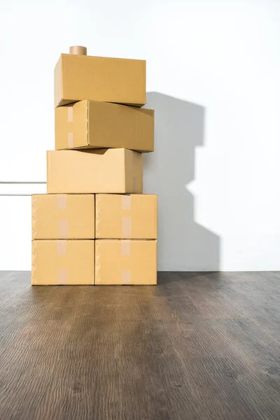 Montón de cajas de cartón sobre fondo blanco con sombra de caja —  Fotos de Stock