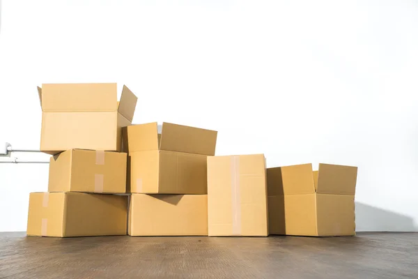 Pilha de caixas de papelão no fundo branco com sombra de caixa — Fotografia de Stock