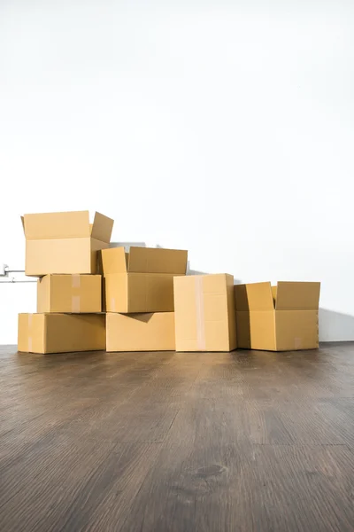 Mucchio di scatole di cartone su sfondo bianco con ombra scatola — Foto Stock
