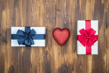 hediye kutusu şal ipek kurdele ile aşk kalp şekli