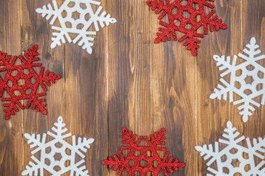 Beyaz ve kırmızı parlak kar taneleri dekorasyon ahşap üzerine