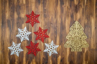 Beyaz ve kırmızı parlak kar taneleri dekorasyon ahşap, Noel tre üzerinde