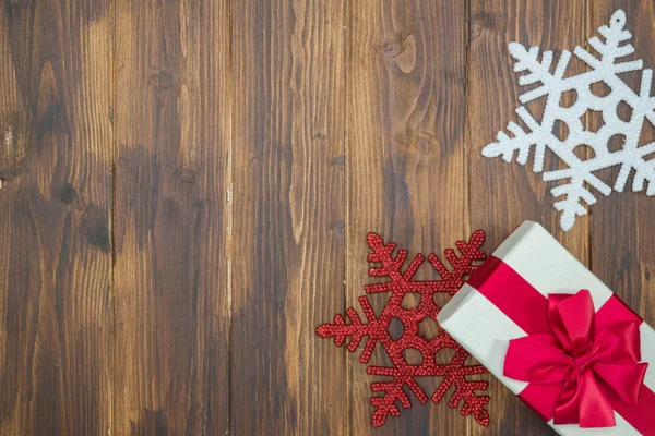 Embrulho de seda vermelho presente branco com floco de neve, venda de natal — Fotografia de Stock