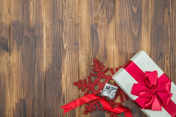 Vit röd siden presentpapper med snöflinga, jul försäljning — Stockfoto