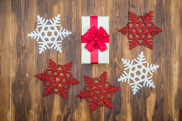 Λευκό κόκκινο μετάξι συσκευασία δώρου με Snowflake Χριστούγεννα πώληση — Φωτογραφία Αρχείου