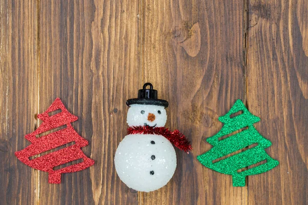 Χειροποίητο χιονάνθρωπος με χριστουγεννιάτικο δέντρο σε ξύλινα φόντο — Φωτογραφία Αρχείου