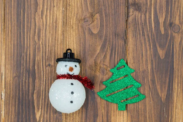 Χειροποίητο χιονάνθρωπος με χριστουγεννιάτικο δέντρο σε ξύλινα φόντο — Φωτογραφία Αρχείου