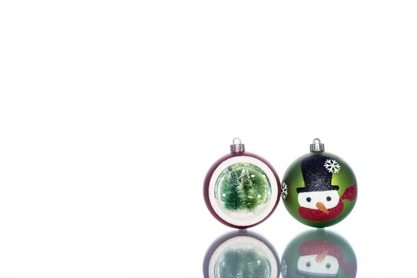 Muñeco de nieve bolas con bola de nieve con árbol de Navidad en el interior — Foto de Stock