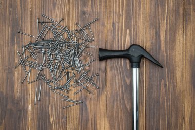 Çekiç ve çivi kahverengi güvertede, el yapımı