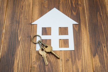 House ile ahşap arka plan, yeni bir ev üzerinde anahtar