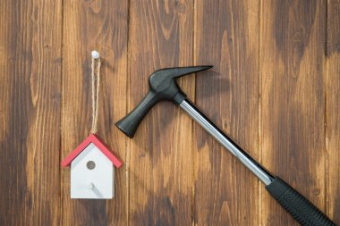 Ev geliştirme, çekiç ile model ev