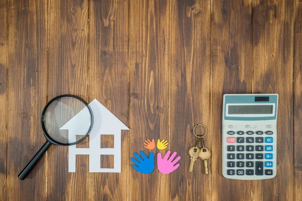 Familie kauft Haus Hypothek Berechnungen, Taschenrechner mit Lupe — Stockfoto