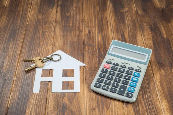 Calculadora de hipotecas, casa y llave con calculadora —  Fotos de Stock