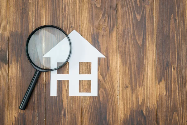 Paper house with Magnifying Glass, House hunting — Stock Photo, Image