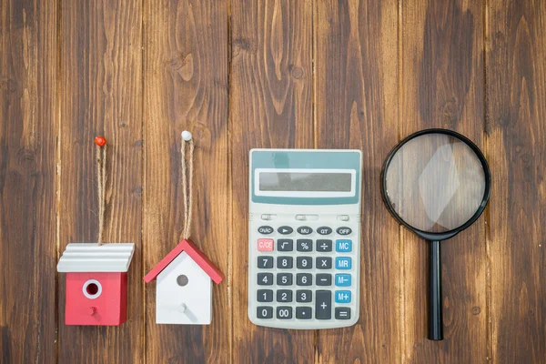 Kopen van huis hypotheek berekeningen, calculator met Vergrootglas — Stockfoto