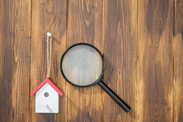 Model house with Magnifying Glass, House hunting — Stock Photo, Image
