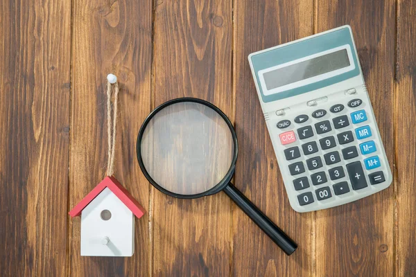 Kopen van huis hypotheek berekeningen, calculator met Vergrootglas — Stockfoto