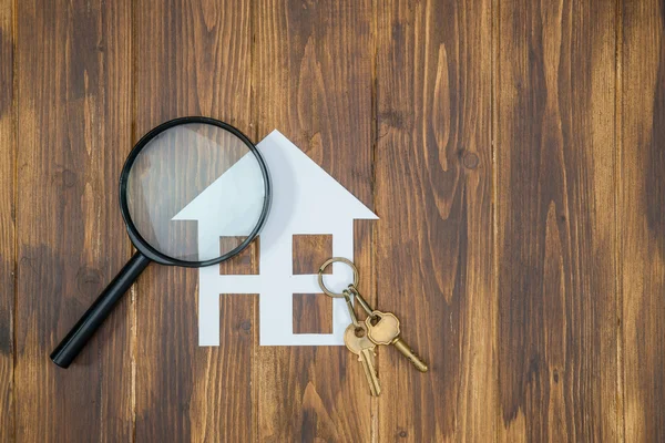 Huis en sleutel papier met Vergrootglas, huizenjacht — Stockfoto