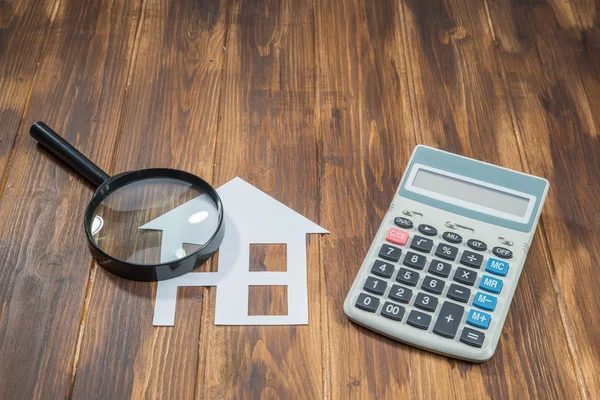 Comprar casa Cálculos hipotecarios, calculadora con lupa — Foto de Stock