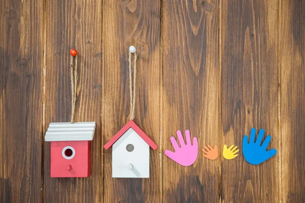 Mani di famiglia con casa modello — Foto Stock