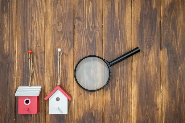 Model house med förstoringsglas, hus jakt — Stockfoto