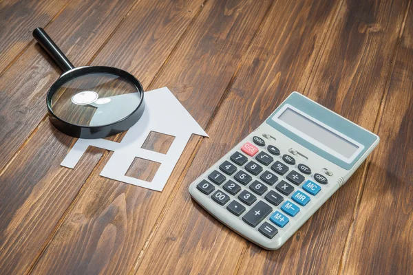 Comprar casa Cálculos hipotecarios, calculadora con lupa — Foto de Stock