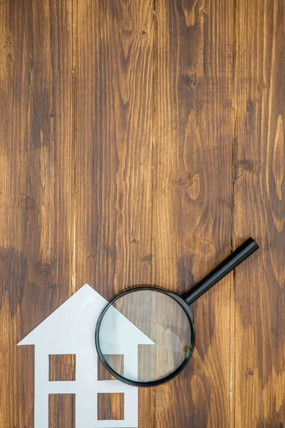 Huis met Vergrootglas papier, huizenjacht — Stockfoto