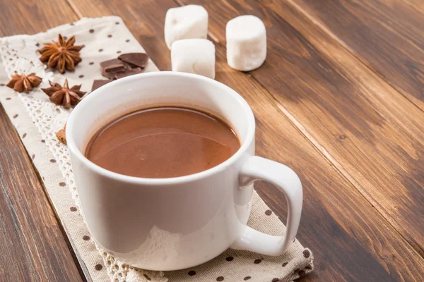 Κούπα γεμάτη με σπιτικό ζεστό σοκολάτας, marshmallow, με spice — Φωτογραφία Αρχείου