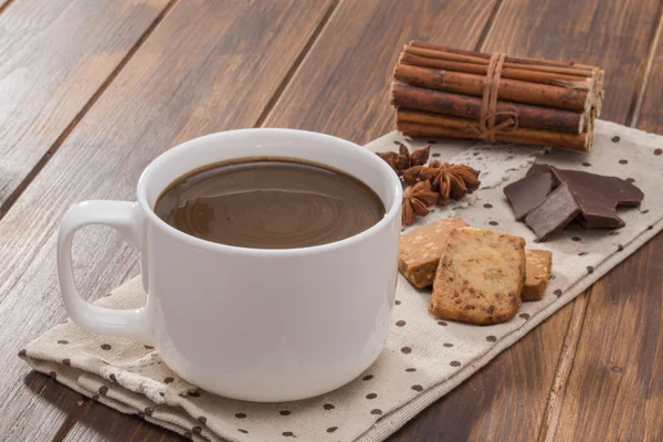 Mug filled with homemade hot chocolate, cookie with spice — Stock Photo, Image