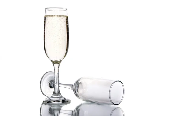 Copo de champanhe e copo de champanhe vazio — Fotografia de Stock