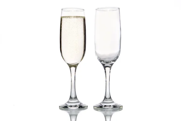Copo de champanhe e copo de champanhe vazio — Fotografia de Stock