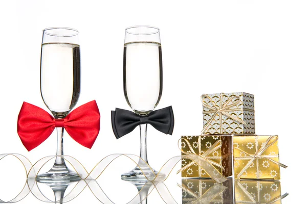 Champanhe, presente e fita, feriado de celebração — Fotografia de Stock